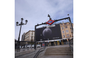 Pancarta instalada frente al Teatro Real de Madrid en recuerdo a Sergio Delgado. X: MutuaMadridOpen