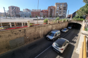 Varios coches circulan por el túnel de Labradores, que se cortará el 9 de abril por el comienzo de las obras.