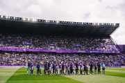 Jugadores de Real Valladolid y Levante se saludan, con la afición cantando el himno.