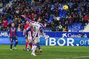 Monchu marca en Huesca tras recoger el rechazo del penalti fallado por él mismo.