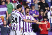 Meseguer festeja junto a Tárrega el gol de la victoria.