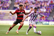 Escudero protege el balón ante Carlos Martín, pichichi del Mirandés con 15 goles.