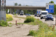 Obras paralizadas para la construcción de un carril bici en el Camino Viejo de Simancas.