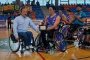 José Luis Robles recoge de la mano de su entrenador José Antonio de Castro una placa de homenaje por su retirada.