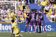 Jugadores blanquivioleta celebran el gol de Negredo.