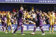 Negredo levanta el brazo para celebrar su gol en Alcorcón ante un Monchu exultante.