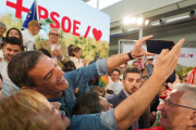 El presidente del Gobierno, Pedro Sánchez, se hace un selfie con una de las asistentes al mitin de Valladolid.