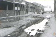 La calle Domingo Martínez con la calzada encharcada y sin asfaltar en 1970