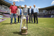 Gail, Jorge, Moré, Minguela y Redondo, ante la Copa de la Liga que ganaron.