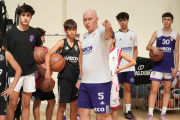 Mike Hansen enseña a jugar a las categorías inferiores del baloncesto vallisoletano