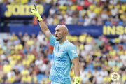 Dmitrovic durante un partido con el Sevilla ante el Villarreal