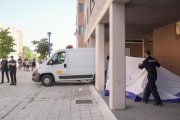 Momento del levantamiento del cadáver de la mujer hallada muerta en Pajarillos.