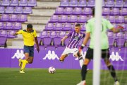 Biuk tira a puerta durante el amistoso contra el Pau en Zorrilla.