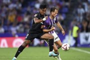 Latasa forcejea con el peruano Renato Tapia durante el Real Valladolid-Leganés.