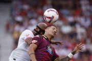 El delantero centro blanquivioleta Marcos André y el defensa central sevillista Marcão pugnan por un balón aéreo.