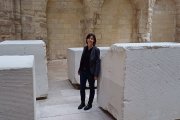 Lara Almarcegui junto a 'Caliza', su instalación en la Capilla del MPH.