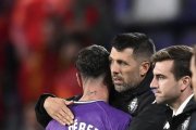 Pezzolano abraza a Luis Pérez tras salir lesionado