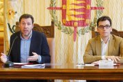 Óscar Puente y Pedro Herrero en el Ayuntamiento de Valladolid.