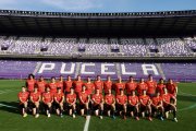 Los seleccionados españoles posan con su uniforme oficial sobre el césped de Zorrilla.