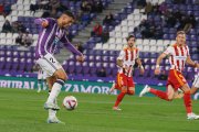 Amallah controla el balón ante Fonseca, lateral del AVS , en el ‘Ciudad de Valladolid’.