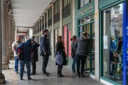 Rezagados comprando lotería de Navidad
