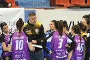 Salva Puig da instrucciones a sus jugadoras ante el Morvedre