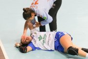 Jimena Laguna se resiente de un golpe sufrido ante el Rocasa