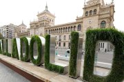 Las letras de la ciudad al inicio del Paseo Recoletos, delante del edificio de Caballería.