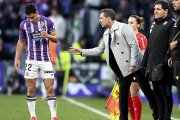 Diego Cocca da instrucciones a Lucas Rosa en el partido contra el Betis