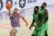 Mike Torres culmina una entrada a canasta ante el Castelló.