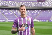 Tamás Nikitscher posa en el Estadio José Zorrilla con la camiseta del Real Valladolid