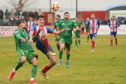 Torres en una pugna con un jugador del Astorga