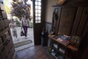 Dos mujeres acceden a un alojamiento de turismo rural en la provincia de Valladolid.
