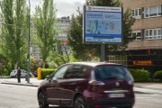 Panel informativo en la Zona de Bajas Emisiones en el puente de Poniente.