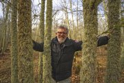 Nicolás de la Carrera, inmerso en el bosque de castaños de Villar de los Barrios