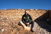 Jesús F. Torres, conocido como “Kechu”, en el castro de La Loma, en Santibáñez de la Peña