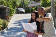 Laura Monedero, estudiante de Arquitectura en la UVa, junto aMiguel Ángel Martín, arquitecto municipal de Cabezónde Pisuerga