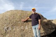 Carlos de Gredos con una de las obras de Cerro Gallinero.