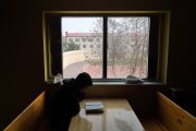 Un interno en la sala de lectura del Centro de Menores Zambrana, en una imagen de archivo.