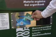 Contenedor con tarjeta en un municipio de la mancomunidad Comarca de Pamplona.
