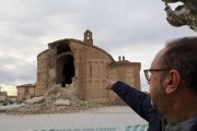 Agustín García, alcalde de Muriel de Zarpardiel, señalando el ábside desplomado