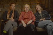 Teresa y Leti Ferrer, nieta e hija de Uta Hagen, junto a Sara Velasco durante una entrevista del documental.