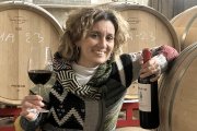 Un primer plano de Clara rodeada de duelas francesas, que son su armadura de roble, en su nave de crianza en Quintanilla de Onesimo.