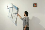 Carlos Cartaxo junto a una de sus obras en una exposición pasada
