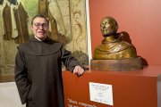 Miguel Ángel González posa junto a un busto de san Juan de la Cruz.