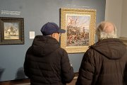 Dos hombres contemplan 'Alférez de los Tercios Españoles' junto al óleo dedicado a Alejandro Farnesio.