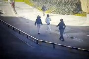 Momento de la grabación en la que se ve al menor (de blanco) ya las dos chicas, una a su lado y otra detrás, en el momento de la huida.