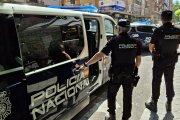 La Policía Nacional detiene a un varón por un delito de receptación en el Paseo de San Isidro.