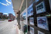 Anuncios de venta y alquiler de viviendas en una inmobiliaria de Parquesol.