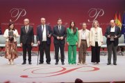 Foto de familia de Alfonso Fernández Mañueco con los galardonados en los Premios Castilla y León 2025.